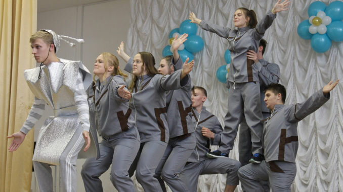 На сцене творческое выступление школы №27