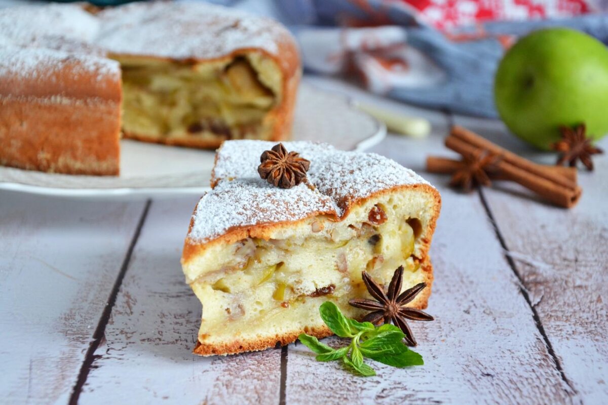 Самый простой рецепт пышного яблочного пирога на сметане в духовке - подходит для любого праздника