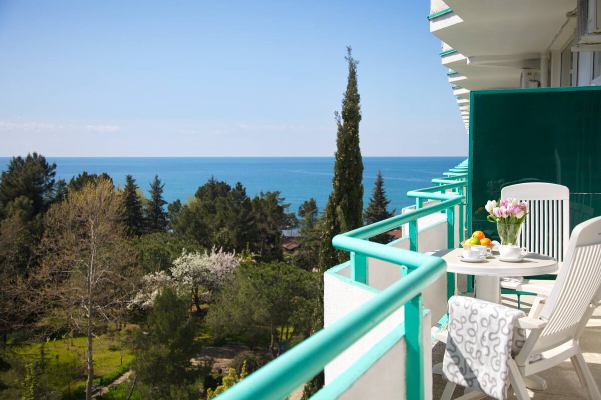 (на фото - вид из номера в сан. "Знание" на парк и море...)