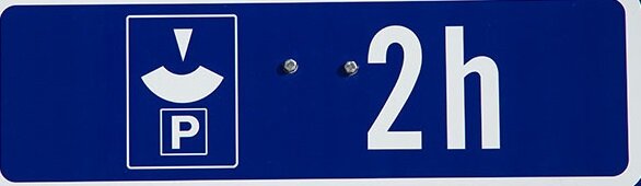 Читаем знак: необходимы парковочные часы, время бесплатной парковки – 2 часа (hours)