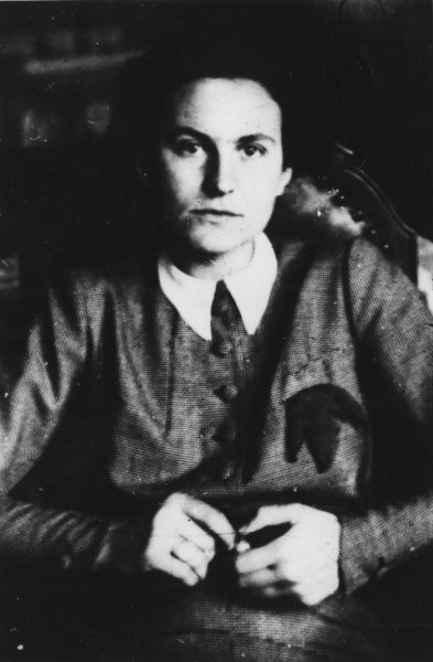 Советская разведчица антифашистка Ильза Штебе была раскрыта и казнена в Берлине в конце 1942 года. Только в 1969 году СССР признал ее заслуги, посмертно наградив орденом Красного Знамени. В ФРГ ее заслуги в борьбе с фашизмом принижались и вовсе отрицались вплоть до начала 21 века, когда были рассекречены и опубликованы документы из архивов ФСБ.