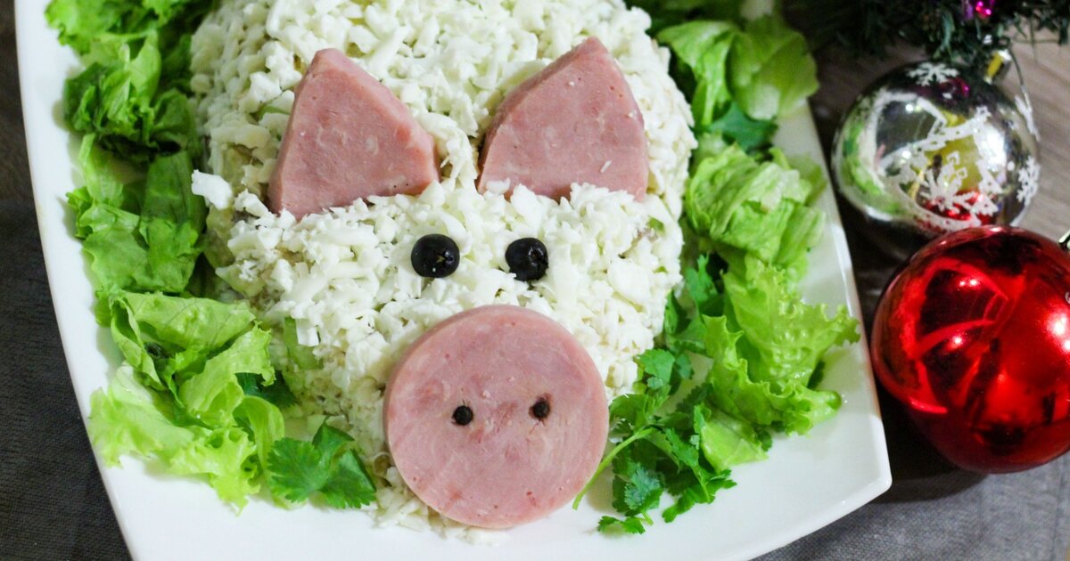 Салаты на Новый год — незаменимая составляющая любой трапезы. Используя свой кулинарный опыт в домашней лаборатории можно создать фантастическое кулинарное произведение, которые так и просятся на стол-порадовать вас, ваших родных, близких и друзей своим изысканным вкусом, изящным оформлением.