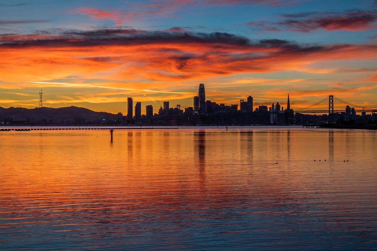 Первый рассвет в Сан-Франциско, Калифорния, США в 2019 году / San Francisco skyline