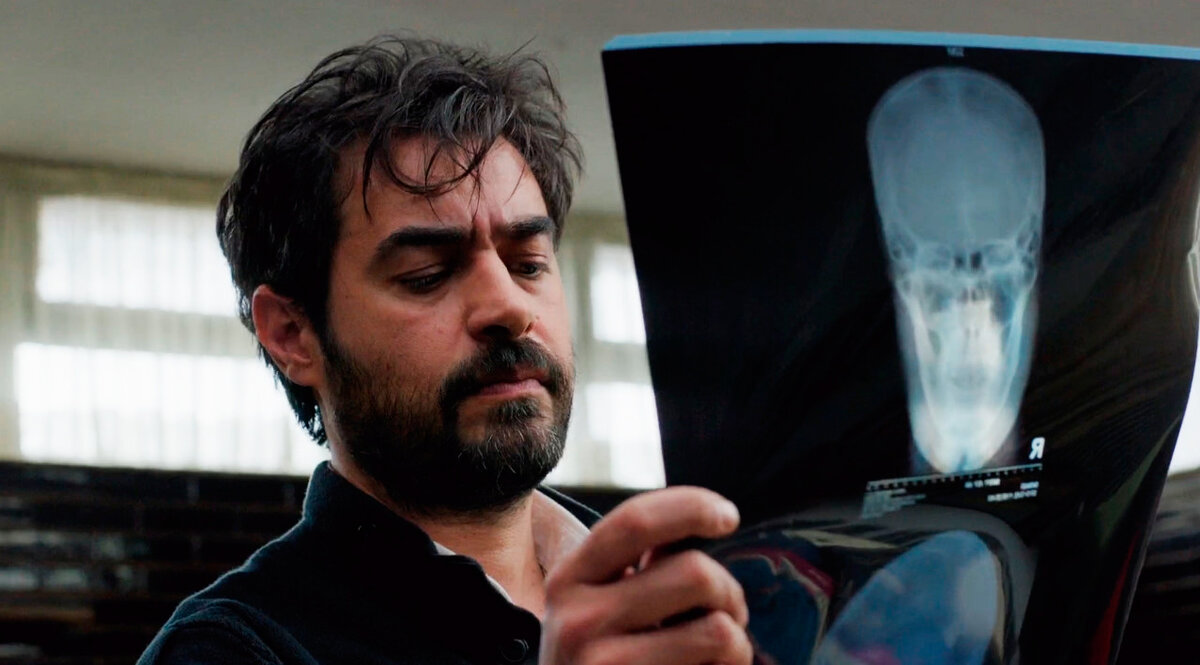 актер Шахаб Хоссейни (Эмад) - кадр из фильма "Коммивояжер"