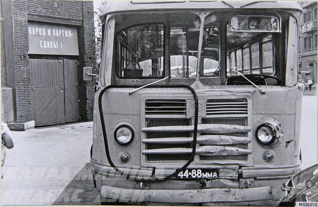 Чуть более серьезная ситуация: наезд автобуса ЗИЛ-158В на низкой скорости на дерево. Передний скат крыши достал до столба, вызвав заметный перекос проемов ветровых стекол и разрушение самих стекол. Обратите внимание на колоритную надпись на воротах гаража )) 