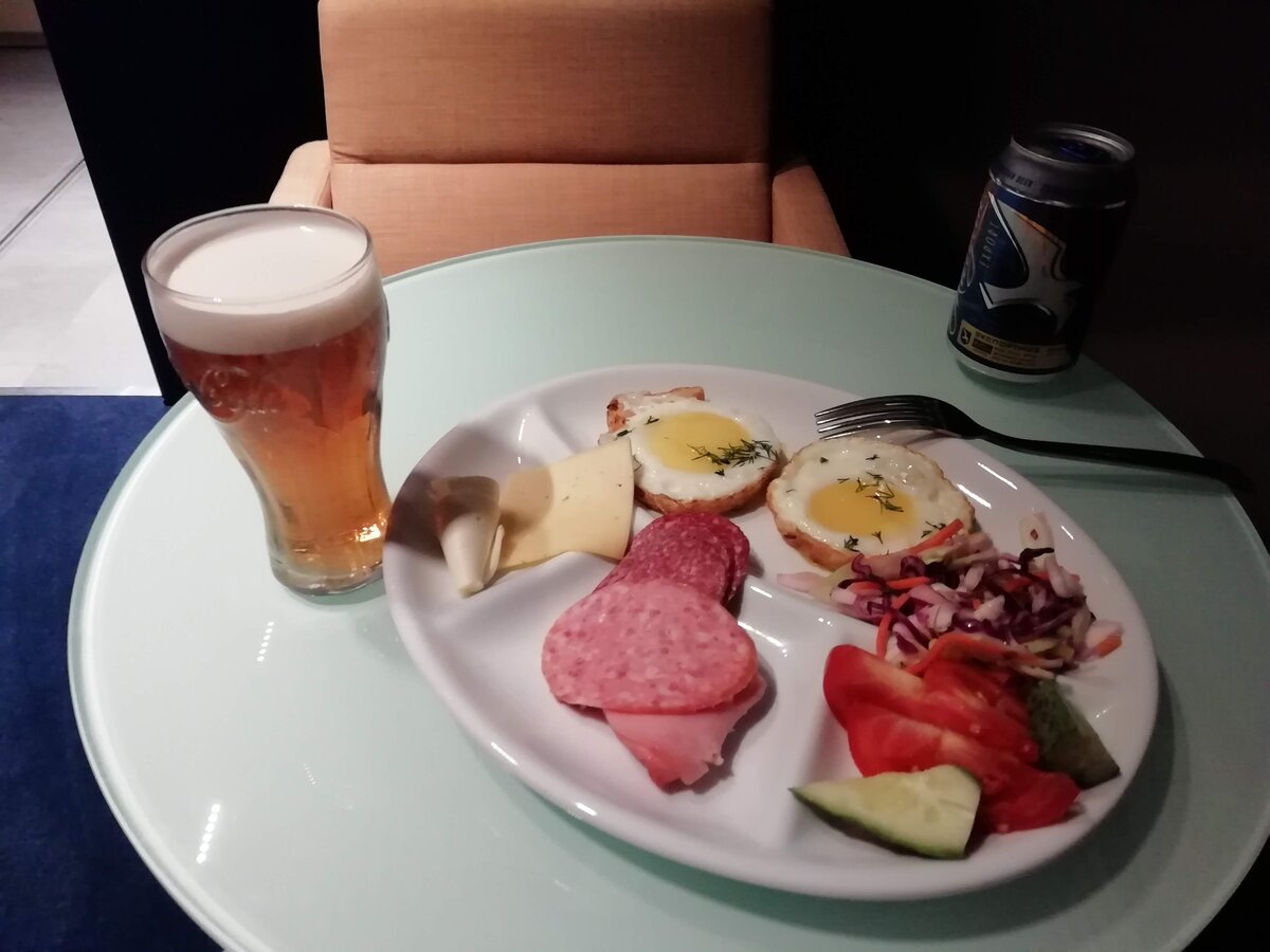 Завтрак в бизнес-зале во Внуково (летел «Победой» в Осетию за 500 рублей)