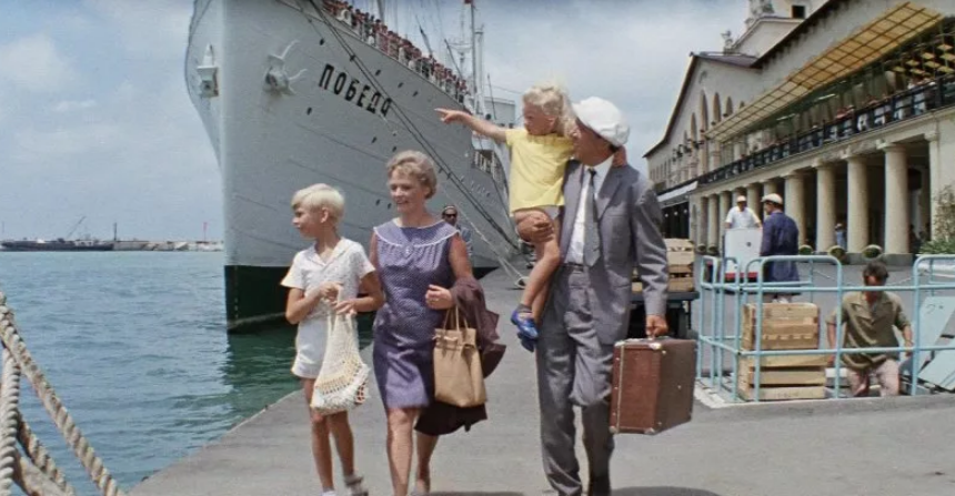 Предстоящий заграничный вояж советского человека. Кадр из фильма "Бриллиантовая рука"