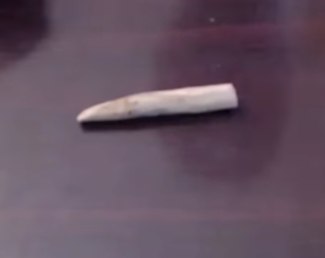 Вытачиваем палочку ножом.