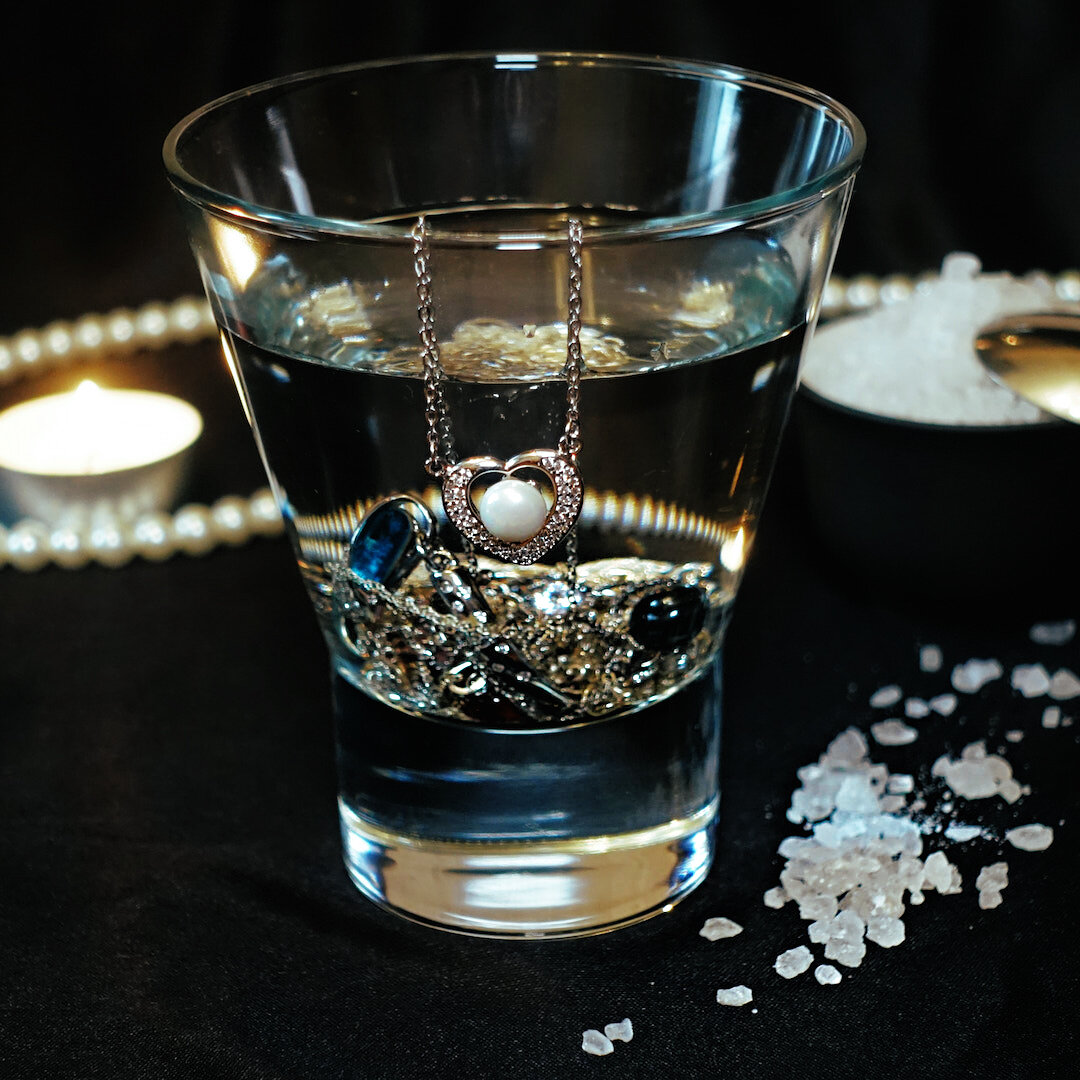 2 заговора на соль: на снятие одиночества и на защиту