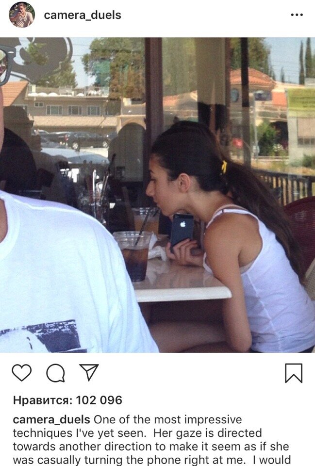 "Один из самых впечатляющих приемов, которые я когда-либо видел. Ее взгляд направлен в другую сторону, чтобы казалось, будто она небрежно поворачивает телефон прямо на меня. Меня бы тоже одурачили, если бы, когда она повернула телефон, я не увидел экран готовности камеры. Я не настолько параноик.....я?"