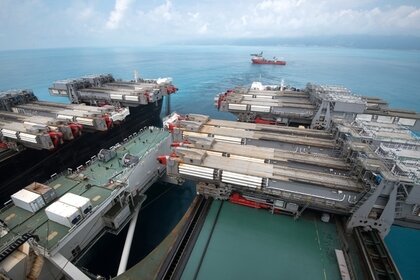 Морской трубоукладчик.