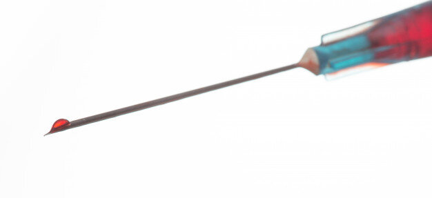 Шприц с каплей крови