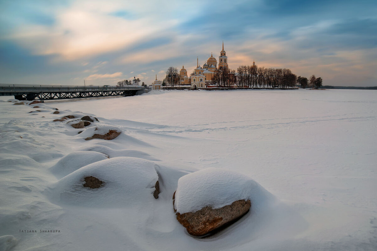 Оба  навигатора уверенно повели нас по "короткой дороге", заводя в тупиковые  места, зимой точно не проехать. Дороги здесь очень живописные, по  обочинам вековые сосны и ели, последние снегопады приукрасили лес  огромными снежными шапками.  Вокруг тишина, редкая машина проедет.  Дорогу искать надо, возвращаться на трассу не хочется, находим еще одну  дорожку, узковато, двум машинам с трудом разъехаться, но главное что она  плотной линией прорисована на навигации, главный инструмент дорожника,  как лопата, у нас есть. ( трек приложен в конце поста)