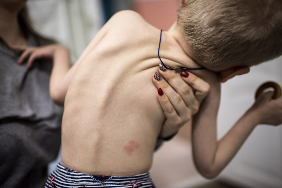 Мария готовит Федора к занятию в бассейне. Фото: Алина Десятниченко для ТД