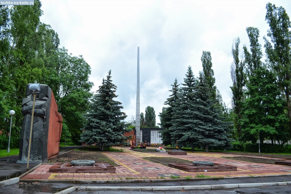 Острогожск найдено. Мемориал вечный огонь Острогожск. Мемориал в Острогожске. Мемориал в Острогожске Братская могила. Памятники Победы Острогожск.