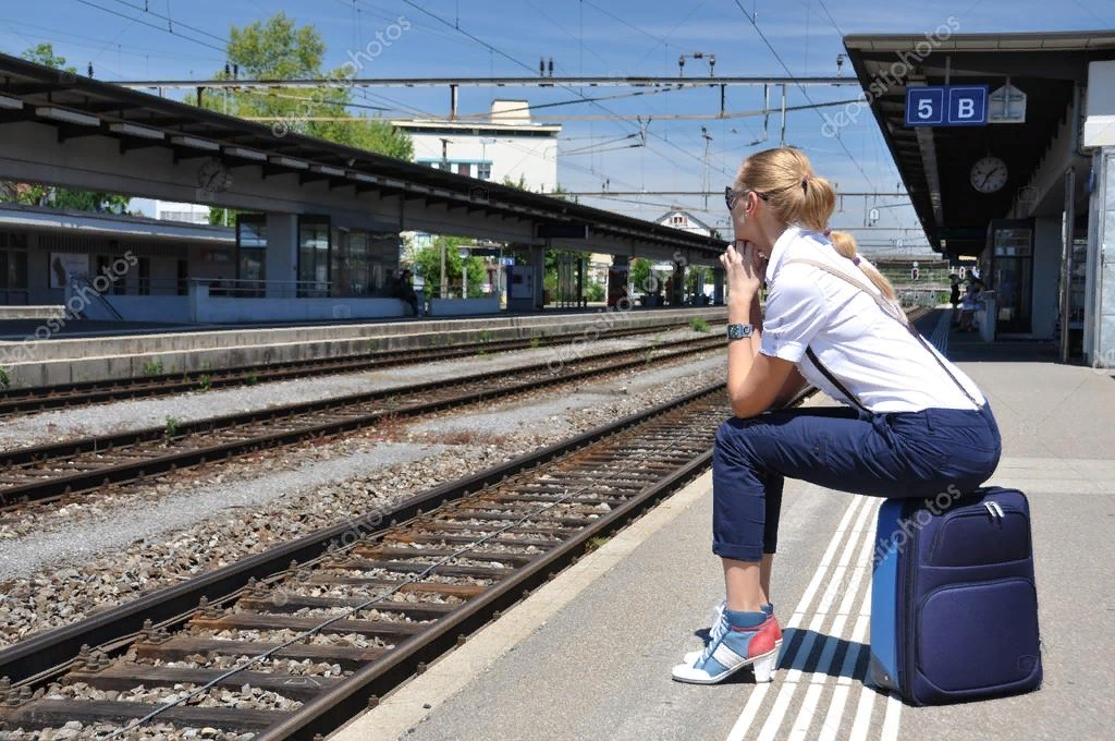 When the train leave. Люди на вокзале. Баба с чемоданами на вокзале. Блондинка с чемоданом вокзал. Девушка на вокзале с чемоданом.