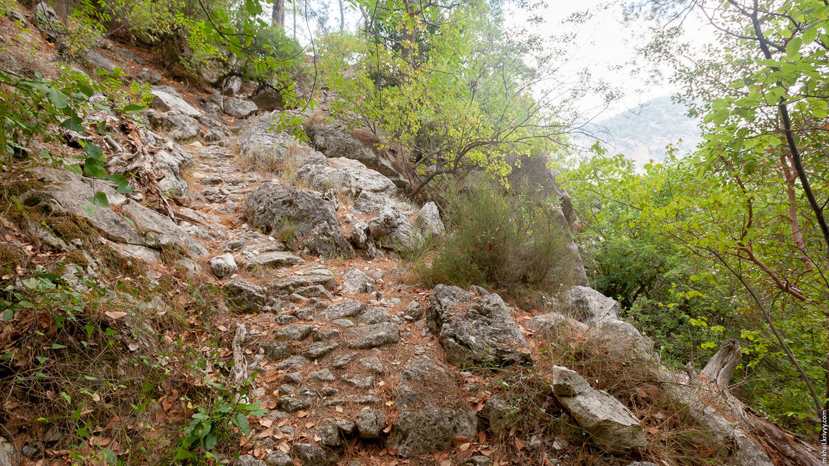 3. На всех серьезных уклонах серпантин. Местами даже есть какая-то пародия на мощение. Складывается впечатление, что тропа рассчитана, в том числе, и на вьючный транспорт.