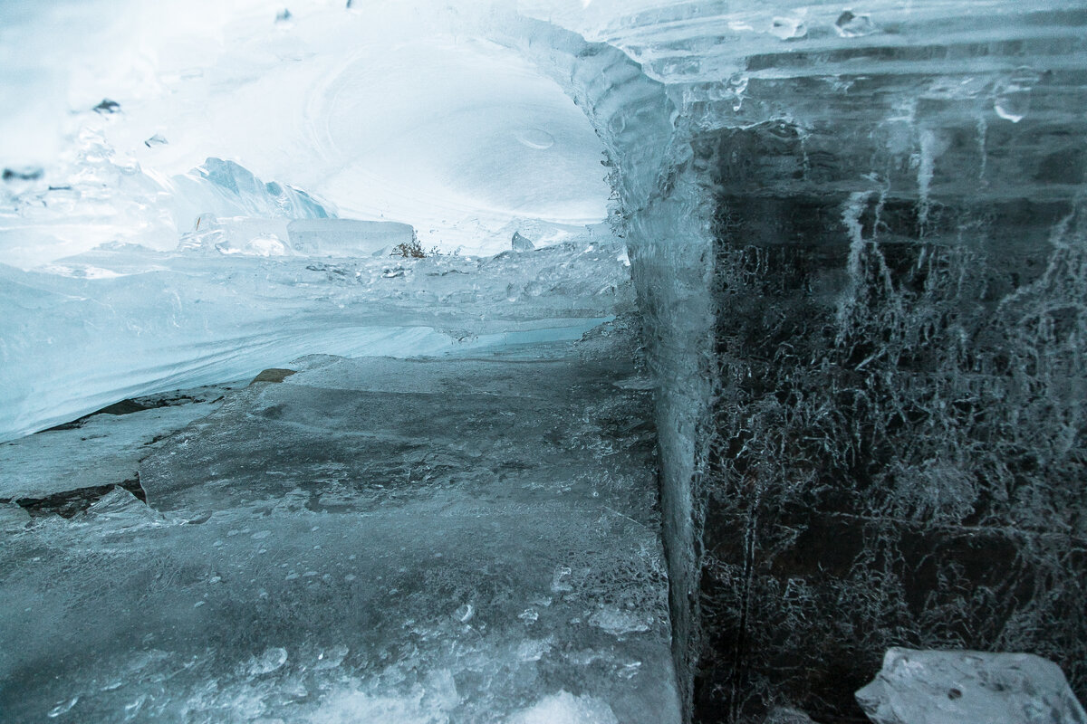 Ледяная пещера у пирса в аванпорту Обского моря. Встать в ней можно в полный рост. 