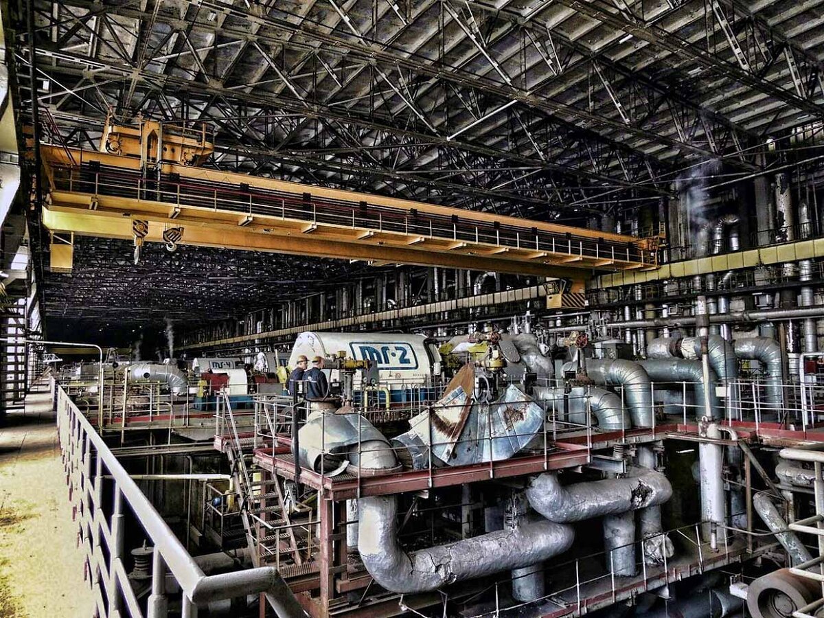 За трубопроводами виден корпус турбины. Все фотографии из поиска google. 