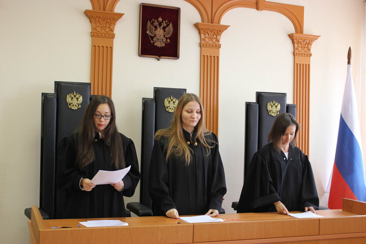 Судья в суде