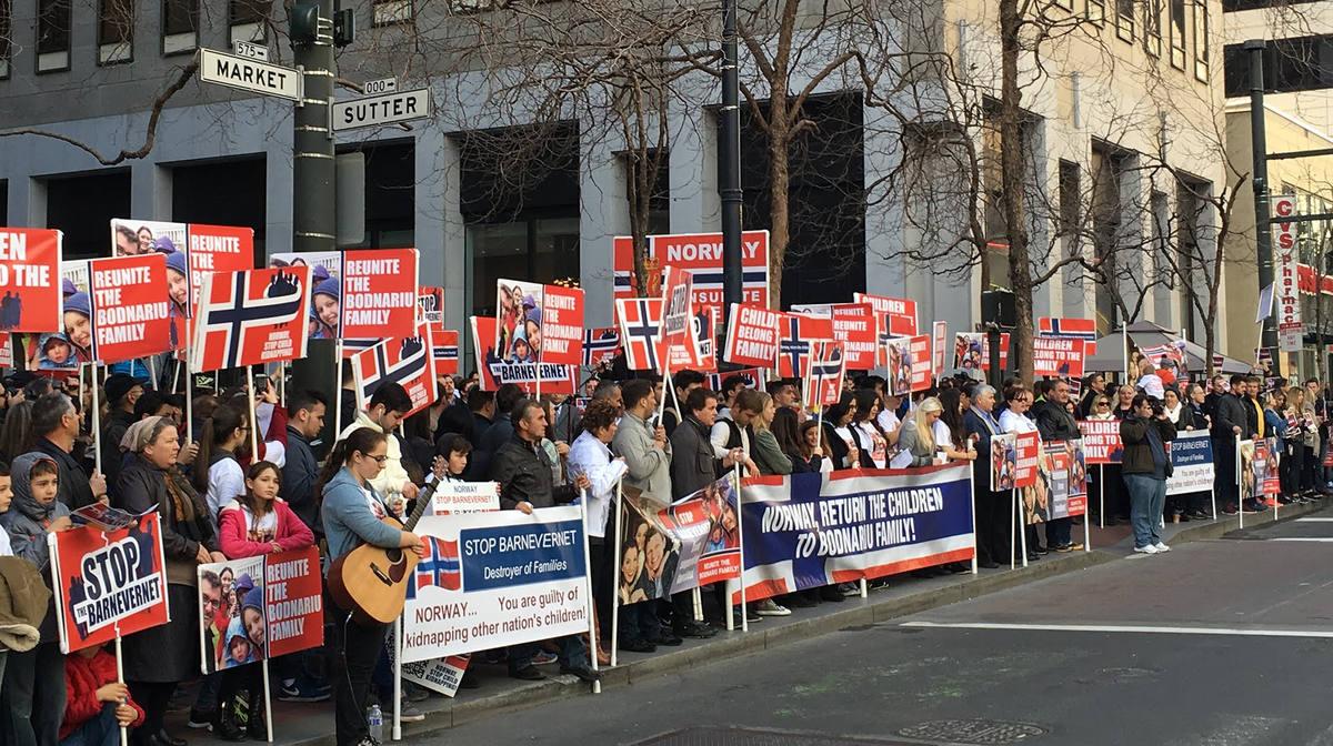 Митинг в Норвегии против Барневарна(ювенальной юстиции)