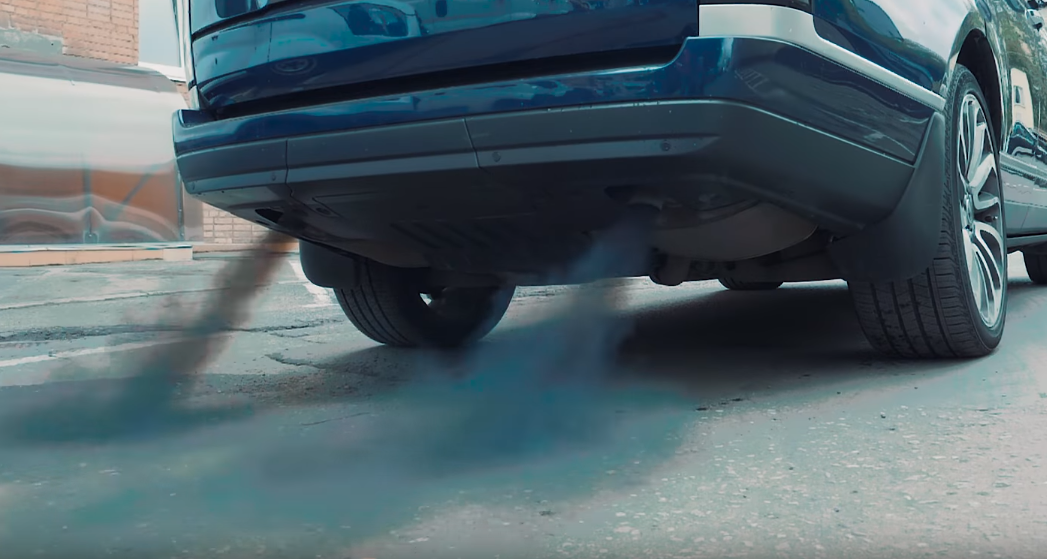 Конденсат из выхлопной трубы. Выхлопная труба с дымом. Сизый дым из выхлопной трубы. Ваз 2107 и дым. Синий дым из выхлопа.