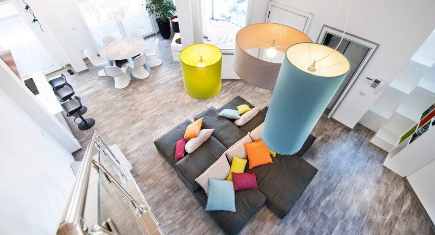 Пол кухни-гостиной оформлен ламинатом