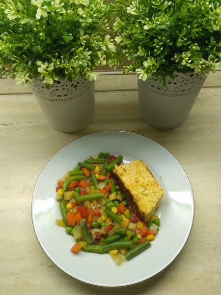 Фото ужина: овощная смесь и куриный кекс