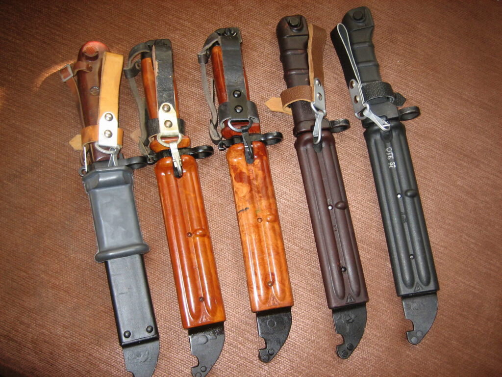 Примеры штык-ножей, которыми вооружен дневальный