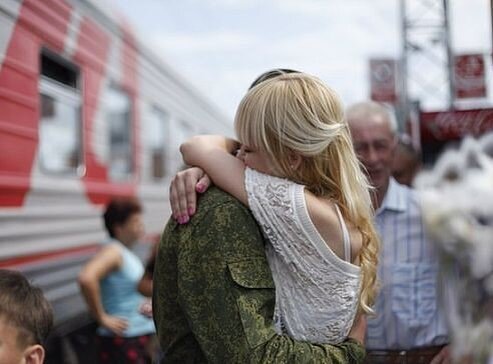 Провожаю парня. Парень провожает девушку на вокзале. Встреча солдата на вокзале. Девушка провожает парня