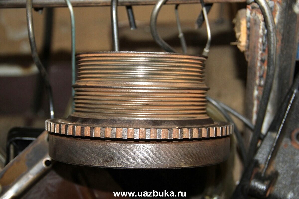 Шкив коленвала вообще не окрашен. На фото он уже немного оттерт от ржы.