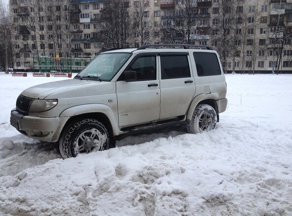 Что касается внешности. То УАЗ Патриот получился вполне себе брутальным и даже современным внедорожником