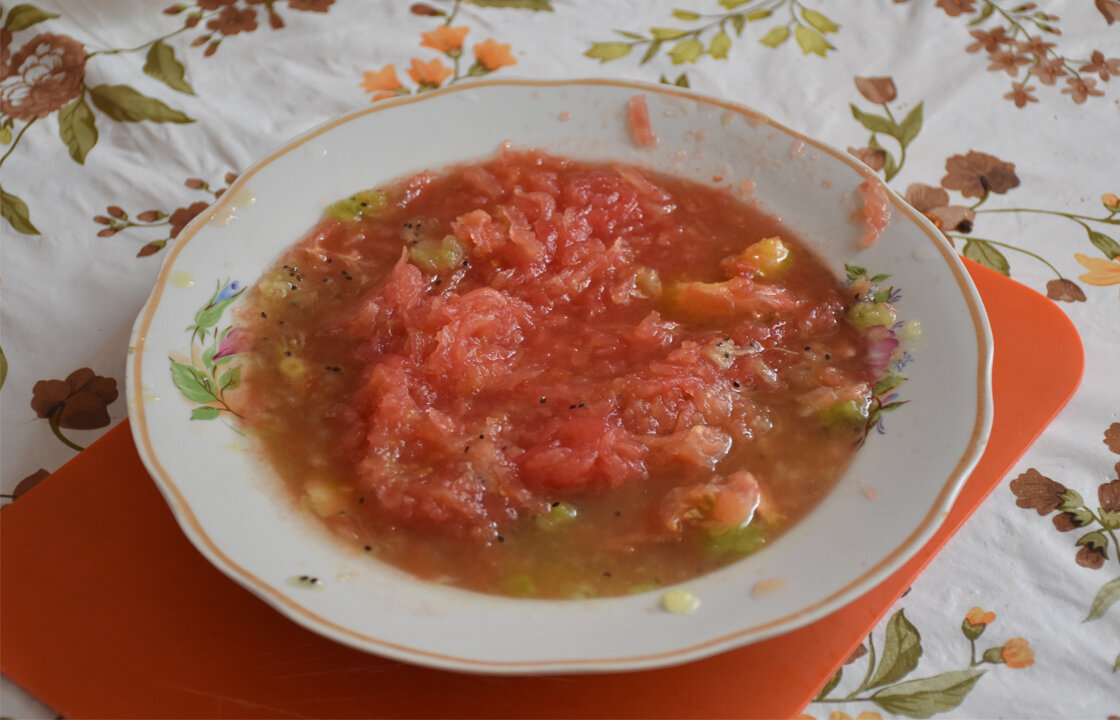 Два киви с одним томатом, натёртые на тёрке