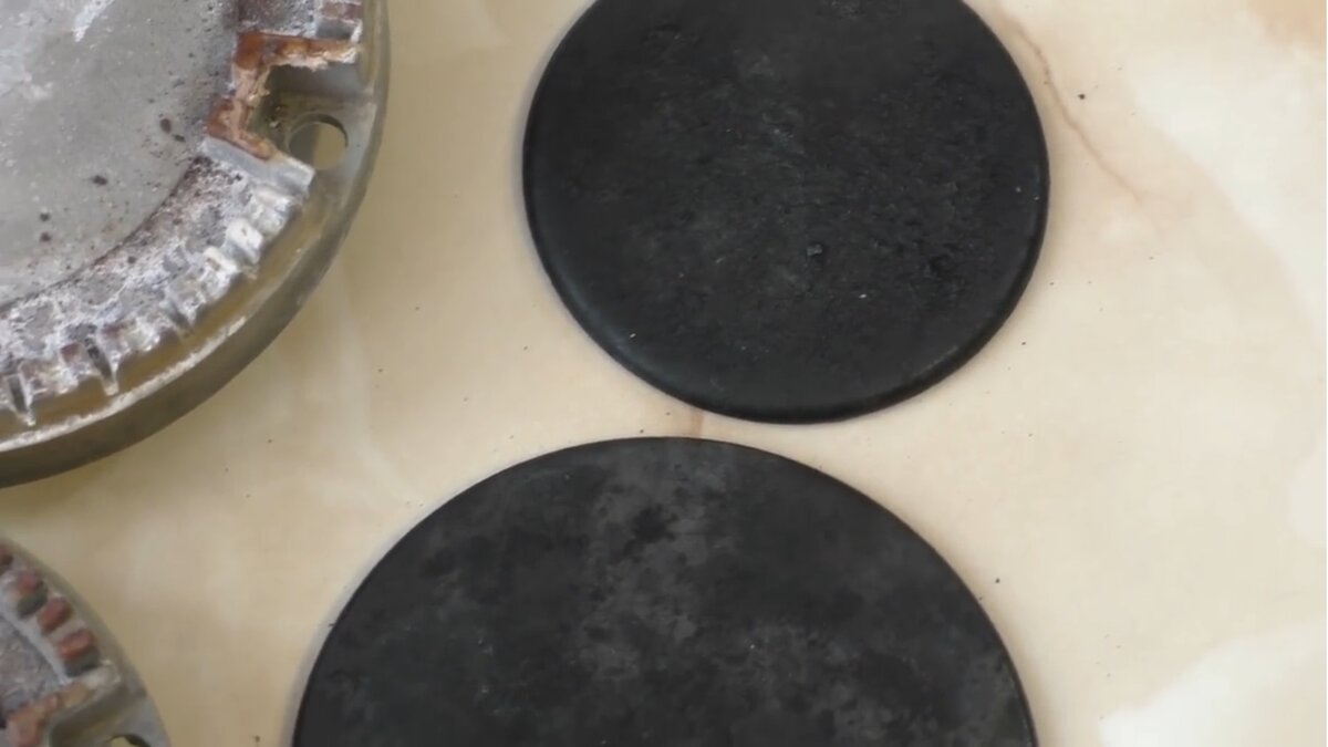 Мытье газовой плиты. Чистка газовой плиты. Можно ли мыть конфорки. Можно ли мыть конфорки. Горелки от газовой плиты.