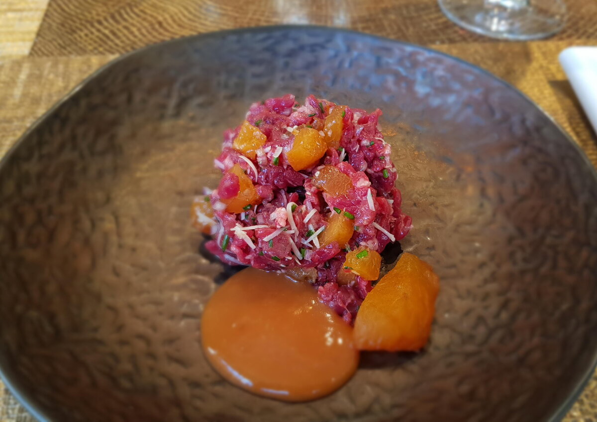 Тартар из говядины с копчёным абрикосом и молодой черемшой. 490 рублей.