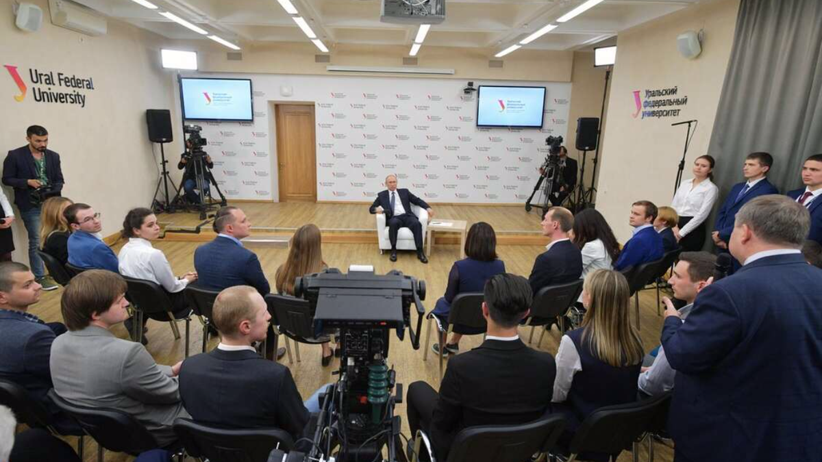 Президент не забыл в Екатеринбурге пообщаться молодежью: на этот раз со студентами УрФУ.