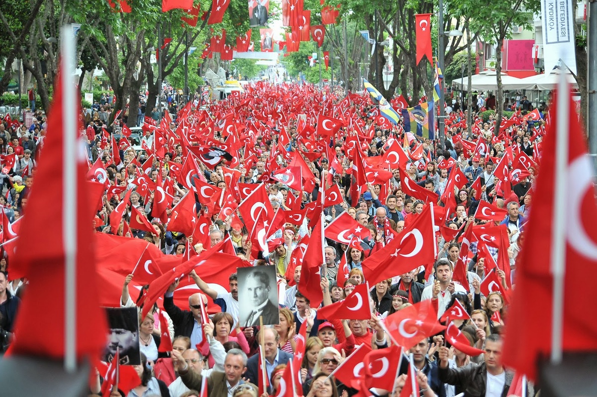 отличительная черта каждого государственного праздника-океан флагов на улице)