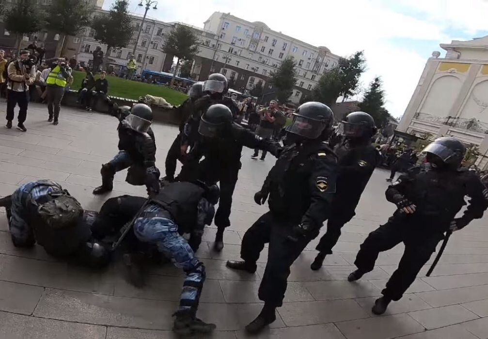Кадры с задержания Павла Устинова. Фото из Янедкс.Картинки