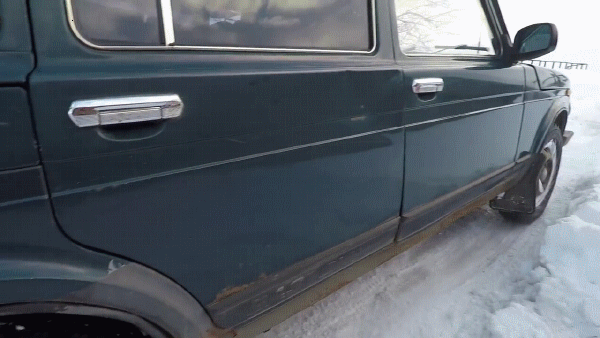 Работа трансмиссии новы с отключенной межосевой блокировкой, автомобиль поставлен задним левым и передним правым колесом на лед, вторая диагональ стоит на твердом снежном насте с хорошим сцеплением. 