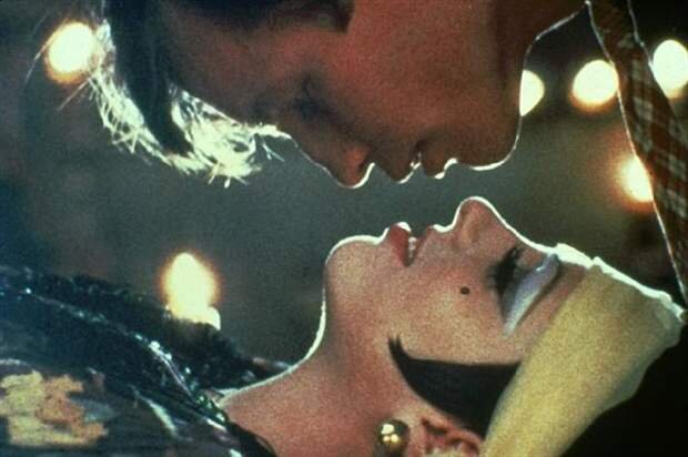 Обязательно посмотрите этот фильм, если вы ещё не. И если в конце сердце ваше не сожмётся, вероятно, чёрствый вы человек. На фото: Лайза Минелли и Майкл Йорк в фильме "Кабаре" (1972)