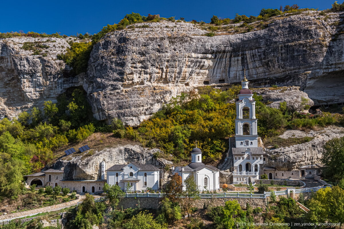 Бахчисарай фото. Свято-Успенский пещерный монастырь. Успенский монастырь Бахчисарай. Свято-Успенский пещерный монастырь Крым. Пещерный монастырь Бахчисарай.