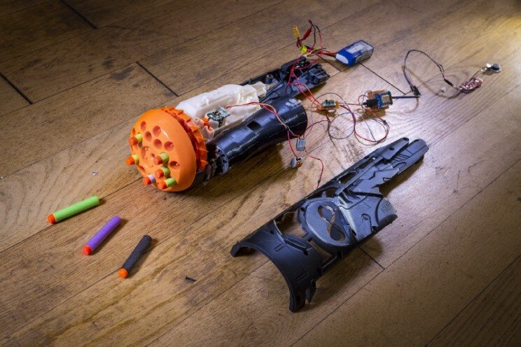 Протезная Nerf пушка (Инженеры из HackerLoop)