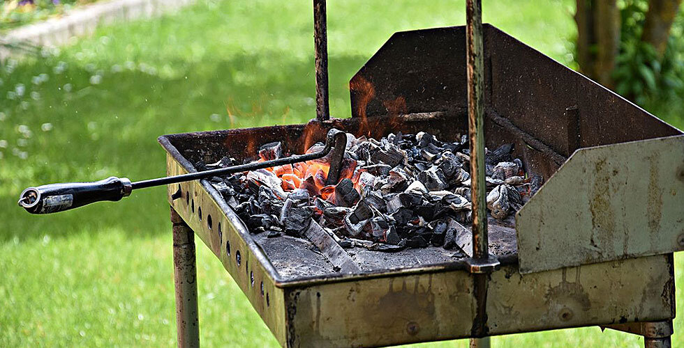 Уголь должен немного прогореть и покрыться белым налетом!