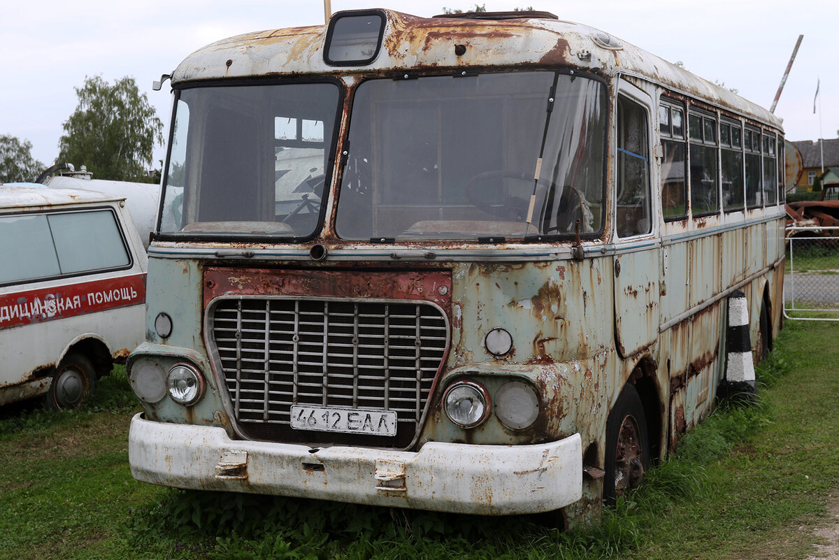 Деревенский автобус. Икарусы 620 в Эстонии. Ярва Яани Эстония. Старый Ржавый автобус. Приют старой техники автобус.