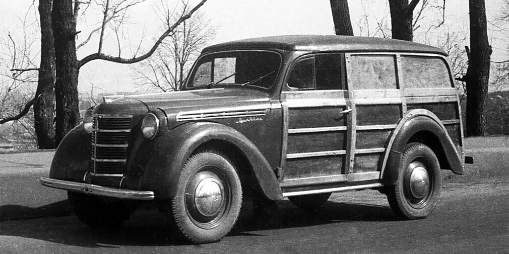 Говорят, что выбор в пользу четырехдверной модификации Москвич-400 был сделан после того, как Сталин, усевшись на переднее пассажирское сиденье двухдверки, предложил тогдашнему директору МЗМА Василию Тахтарову тоже присесть в машину, а тот беспокоить вождя не посмел. Это, конечно, байка. Тот же Сталин, согласно сохранившимся документам, изначально выбрал для производства четырехдверную версию Opel Kadett в улучшенной комплектации, к которой присматривался еще до войны. Кроме нее, завод выпускал еще кабриолет и деревянный фургон — не ради разнообразия, а из-за дефицита стали в стране.