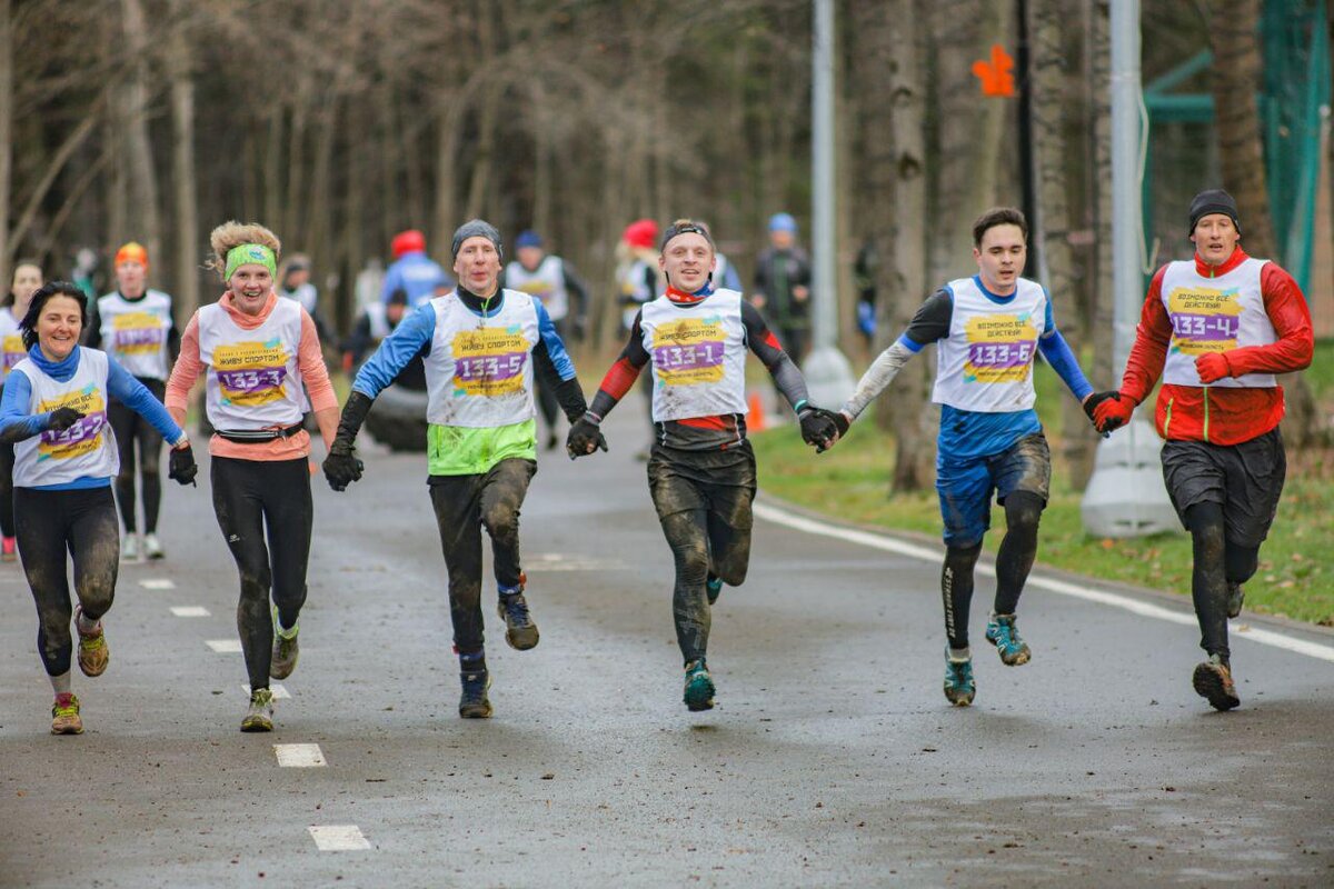 Одинцово спорт. Гонка с препятствиями живу спортом. Одинцова РАРК Лазутина забег. 1300 Человек.