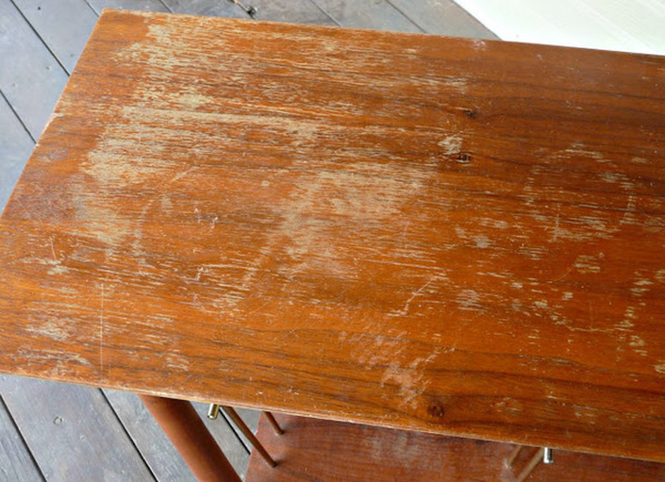 Трещины кухня. Деревянный лакированный стол. Лакированная деревянная столешница. Стол из дерева лакированный. Сколы на деревянной мебели.