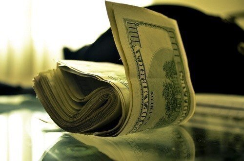 Когда есть деньги, как-то легче согласиться, что не в деньгах счастье.