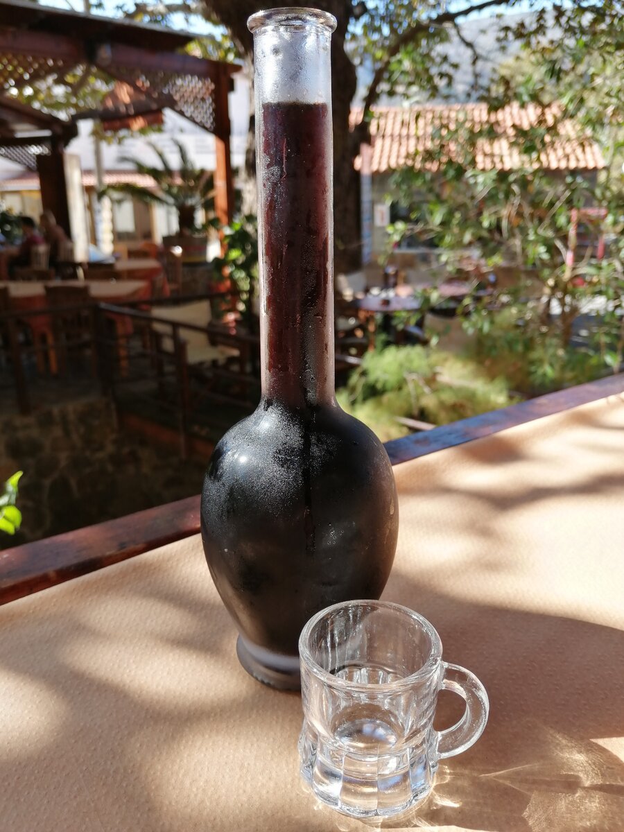 каштановый ликер  в таверне Каштанофолия (Крит, Греция). Фото Света Давыдова