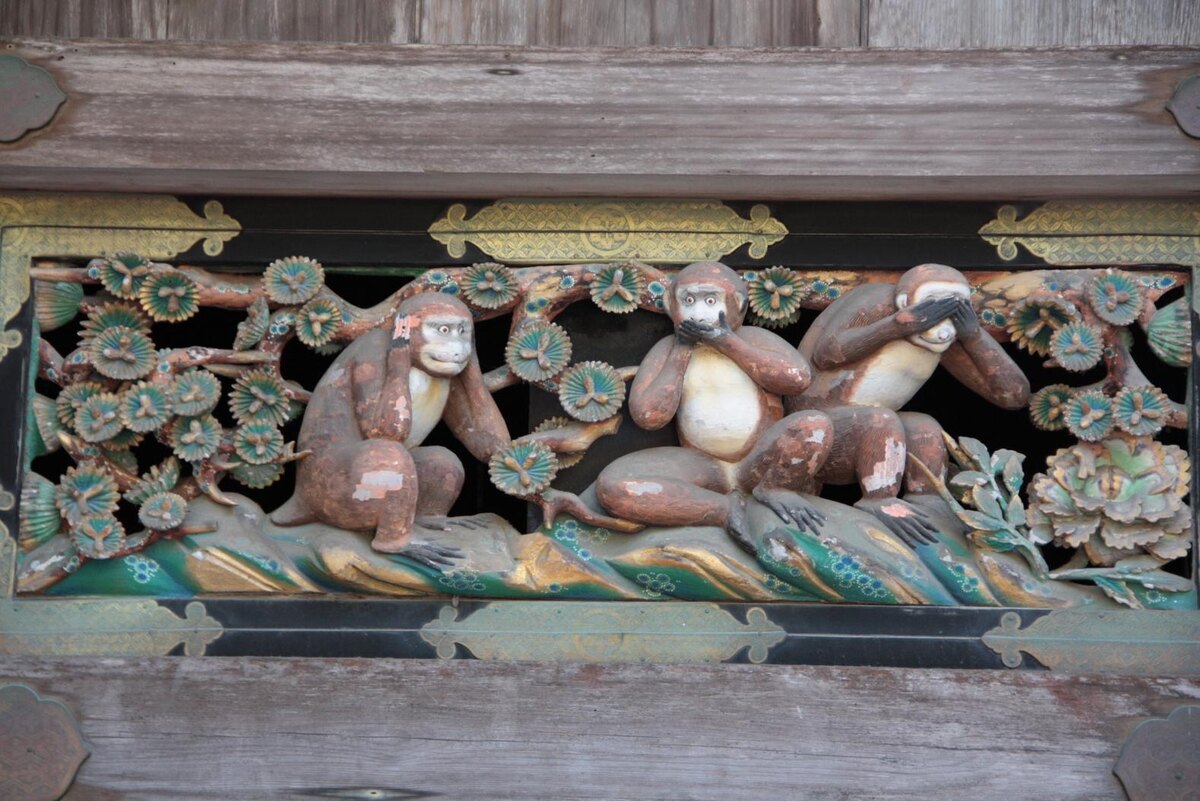 Те самые оригинальные Мидзару, Кикадзару и Ивадзару, которые проникли в массовую культуру, в храме Тосёгу, Никко, Япония. Фото: https://forum.awd.ru